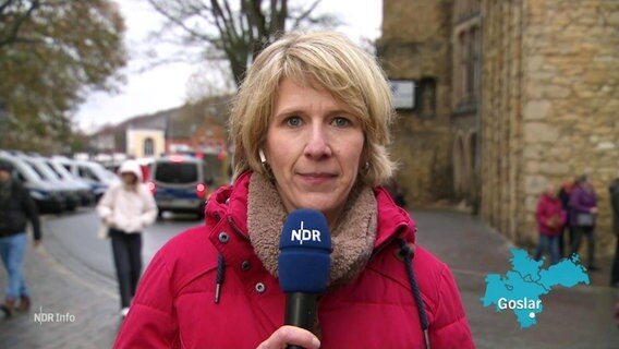 Die NDR Reporterin Birte Olig berichtet. © Screenshot 