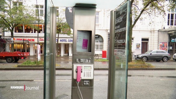 Eine Telefonstele  an einer Straße. © Screenshot 