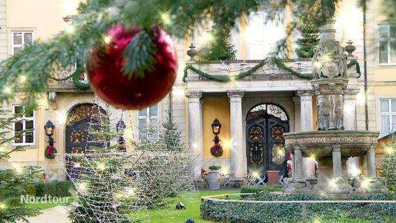 Weihnachtliche Dekoration vor dem Schloß Bückeburg. © Screenshot 