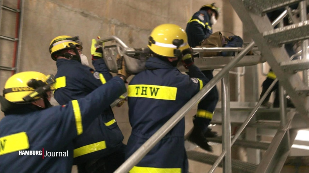 Mitglieder des THW in Hamburg proben die Bergung eines Menschen in einem Pumpwerk.