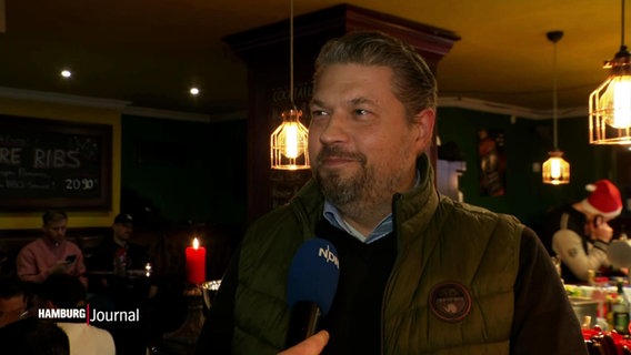 Der Wirt Andreas Lüdke gibt ein Interview. © Screenshot 