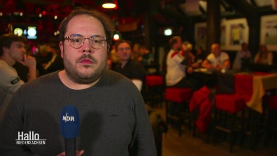 Reporter Jan Bockemüller berichtet live aus einer Fußballkneipe in Hannover am 27.11.2022. © Screenshot 