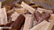 Ein Haufen Holzscheite. © Screenshot 
