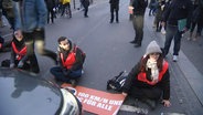 Aktivisten der "letzten Generation" bei einer Sitzblockade. © Screenshot 