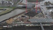 Eine Großbaustelle in Hamburg an der Elbe. © Screenshot 