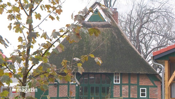 Ein altes renoviertes Fachwerkhaus mit Reetdach. © Screenshot 