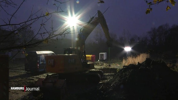 Im Dunkeln steht ein Bagger vor einer Grube. © Screenshot 