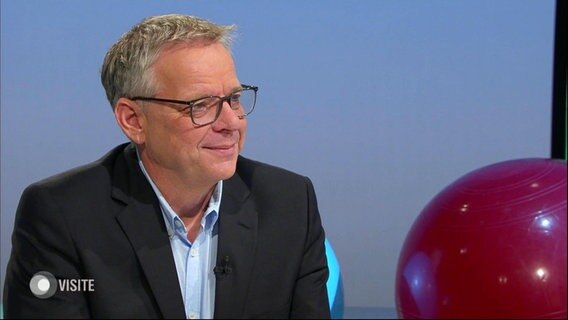 Physiotherapeut Dick Egmond im Studio von Visite. © Screenshot 