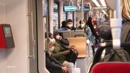 Das Foto zeigt Menschen in einer Straßenbahn. © Screenshot 