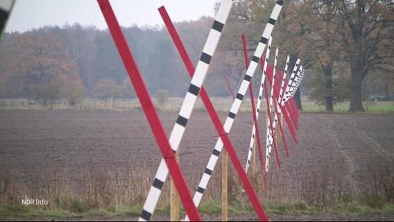 Diese Kreuze sind Teil des Protests der Anwohner:innen. Sie zeigen, wo die neue Bahntrasse die Grundstücke durchtrennen würde. © Screenshot 