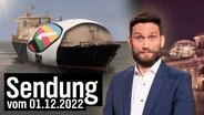 Ein Flüssiggas-Tanker aus Katar mit einer One-Love-Binde. Daneben Christian Ehring. © NDR 