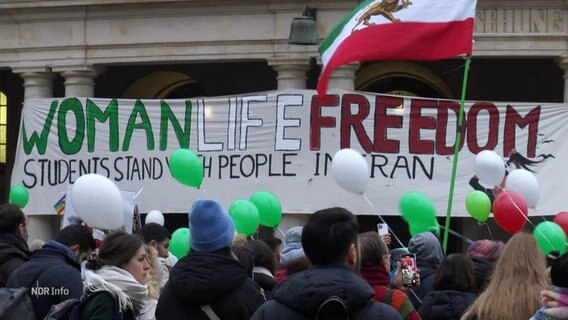 Ein Banner mit der Aufschrift: "Women Life Freedom" © Screenshot 