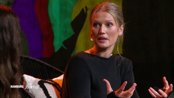 Model Toni Garrn auf ihrer Benefizveranstaltung in der Elbphilharmonie. © Screenshot 