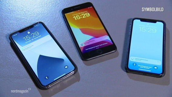 Drei Smartphones liegen auf einem Tisch © Screenshot 