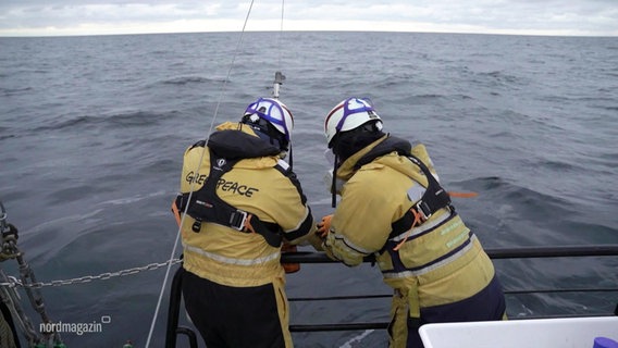 Zwei Greenpeace Mitarbeiter entnehmen Wasserproben © Screenshot 