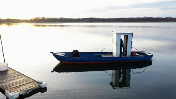 Ein kleines Fischerboot fährt auf dem Schweriner See © Screenshot 