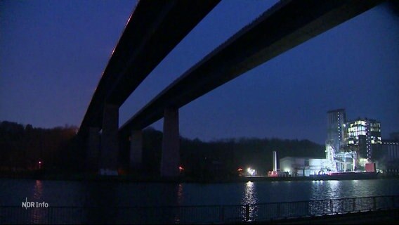 Die beschädigten Holtenauer Hochbrücken bei Nacht. © Screenshot 