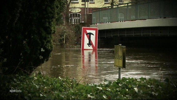 Schild versinkt bei Hochwasser in Kellinghusen. © Screenshot 