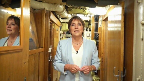 Margot Käßmann steht im Museums-U-Boot im Hamburger Hafen. © Screenshot 