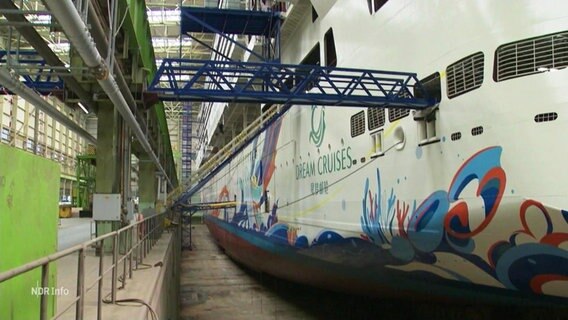 EIn Kreuzfahrtschiff in einem Trockendock ist zu sehen. © Screenshot 