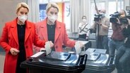 Die Regierende Bürgermeisterin von Berlin Franziska Giffey zwei Mal an der Wahlurne. © NDR 