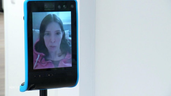 Eine Frau ist auf dem Display eines mobilen Roboters zu sehen. © Screenshot 