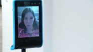 Eine Frau ist auf dem Display eines mobilen Roboters zu sehen. © Screenshot 