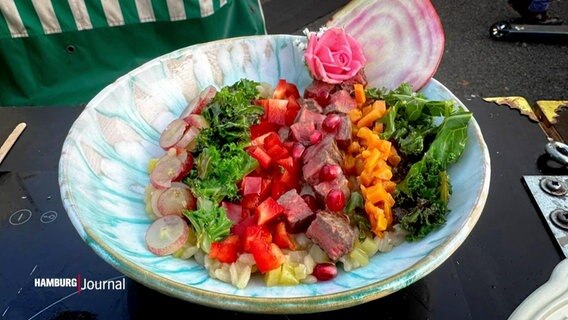 Auf einem Teller ist ein leckeres Gericht bestehend aus Kartoffeln, Steak und Gemüse angerichtet. © Screenshot 
