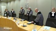 Richter des Landesverfassungsgerichtes Schleswig-Holstein betreten einen Gerichtssaal. © Screenshot 