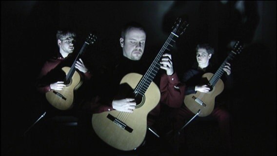 Drei MusikerInnen spielen klassische Gitarre. © Screenshot 