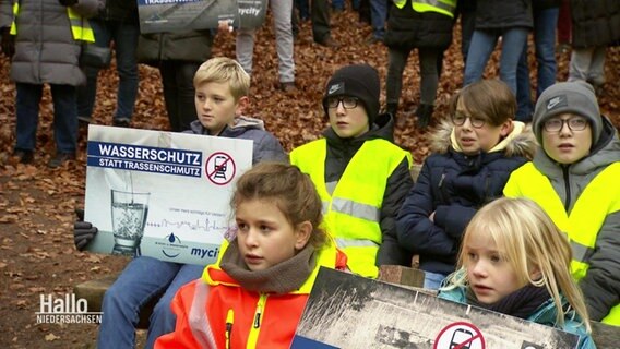 Kinder demonstrieren gegen eine Bahntrasse. © Screenshot 