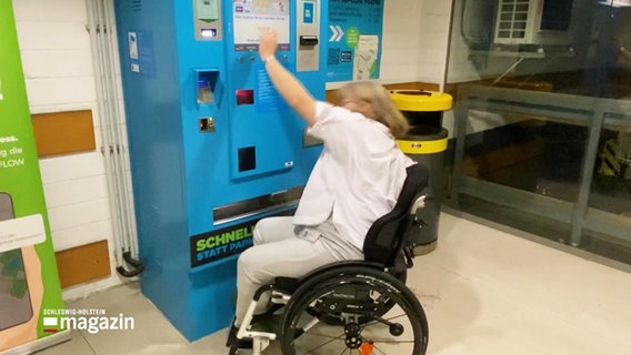 Eine Rollstuhlfahrerin vor einem Automaten. © Screenshot 