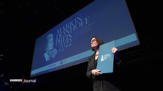 Irina Scherbakowa steht mit dem Marion Dönhoff Preis in der Hand auf der Bühne der Preisverleihung. © Screenshot 