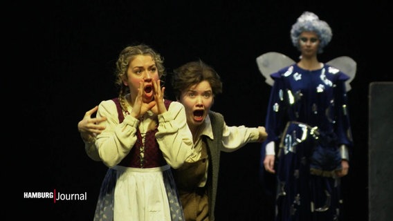 Szene aus der Oper "Hänsel und Gretel": Hänsel und Gretel singen aufgeregt. Im Hintergrund steht die böse Stiefmutter. © Screenshot 