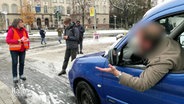 Autofahrer hält an Straßenblockade. © Screenshot 