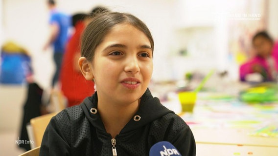 Ein junges Mädchen spricht in ein Mikrofon des NDR. © Screenshot 