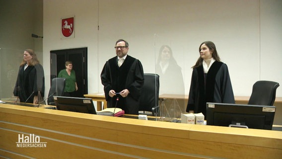 Richterinnen in einem Gerichtssaal. © Screenshot 