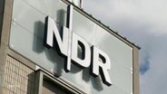 Das NDR Logo an einem Gebäude. © Screenshot 