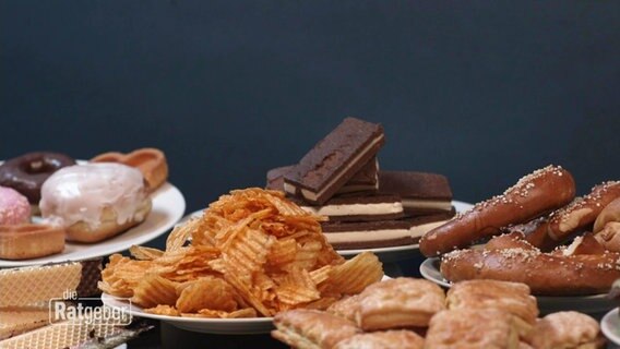 Fettreiche Lebensmittel stehen auf einem Tisch © Screenshot 