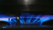 Eine Gasflamme brennt unter einem Topf. © Screenshot 