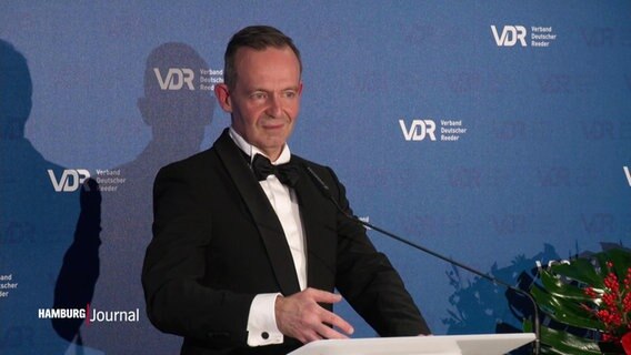 Bundesverkehrsminister Volker Wissing (FDP) im dunklen Anzug am Rednerpult beim Verband deutscher Reeder. © Screenshot 
