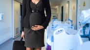 Eine Frau in einer Geburtsklinik. © NDR 