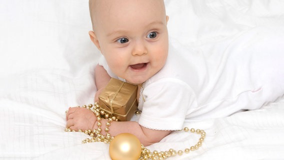 Ein mit Gold behangenes Baby. © NDR 