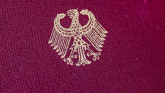 Die Vorderseite eines deutschen Passes. © NDR 