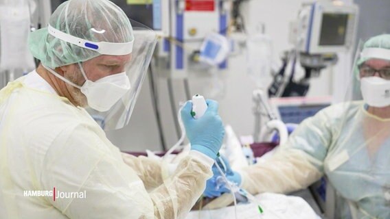 Szene im Krankenhaus: Ein Krankenpfleger und eine Krankenpflegerin versorgen einen Patienten. © Screenshot 