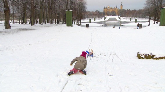 Kinder spielen im Schnee. © Screenshot 