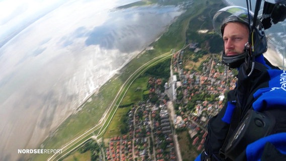 Fallschirmspringer über Wangerooge © Screenshot 