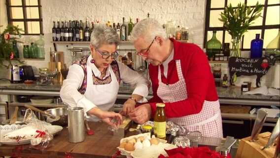 Martina und Moritz bereiten ein Stollenparfait zu. © Screenshot 