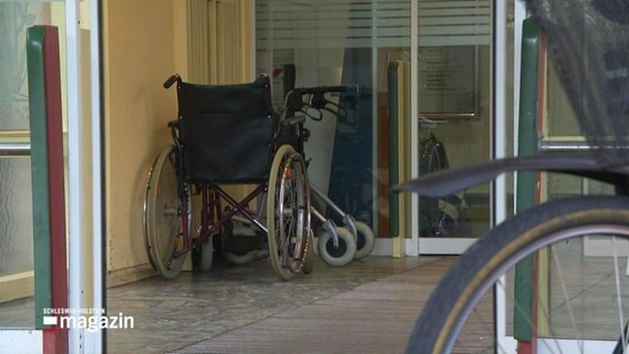 Ein Rollstuhl steht im Eingangsbereich einer Klinik. © Screenshot 