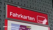 Das Schild eines HVV Fahrkartenschalters © Screenshot 